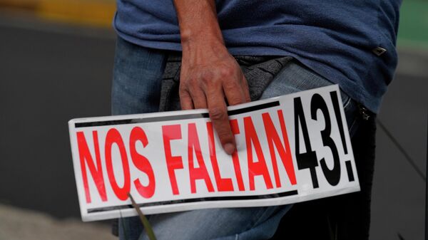 Protesta por la desaparición de los 43 normalistas de Ayotzinapa - Sputnik Mundo