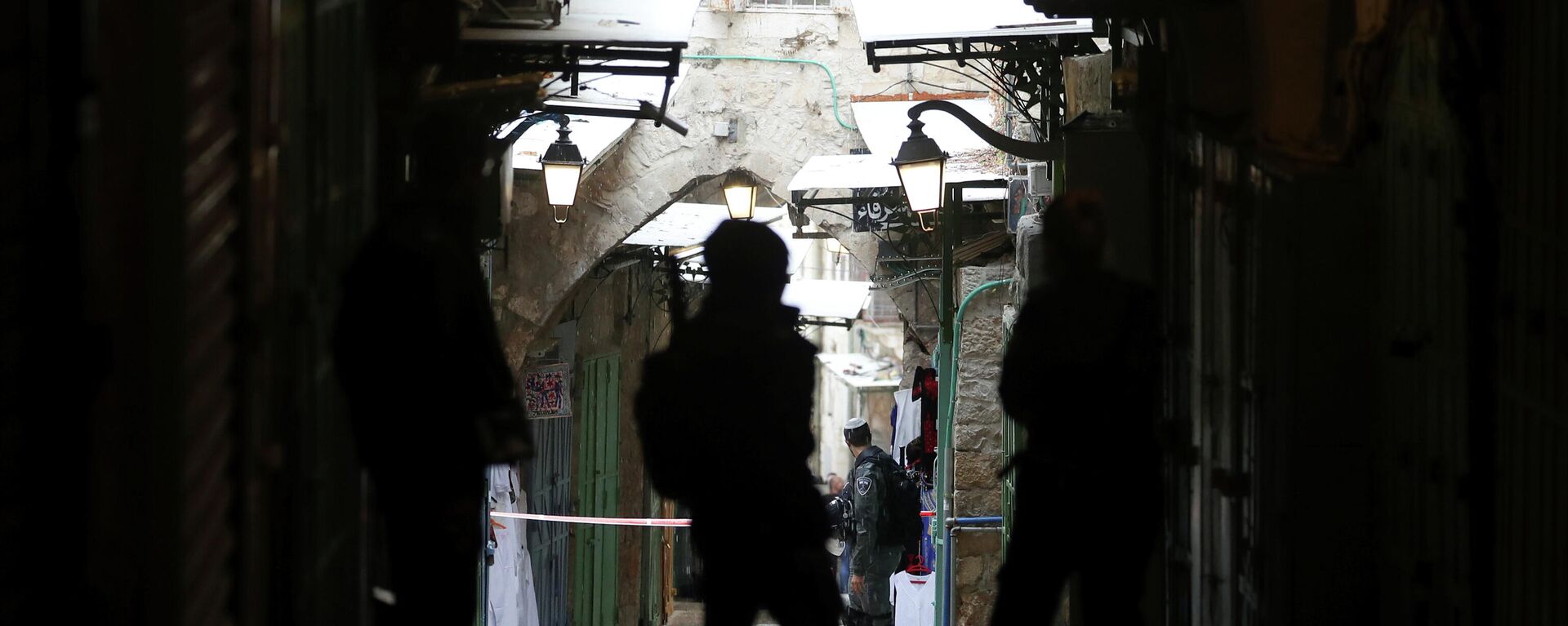 Un agente de seguridad israelí en el lugar del tiroteo en la ciudad vieja de Jerusalén, el 21 de noviembre de 2021 - Sputnik Mundo, 1920, 19.12.2021