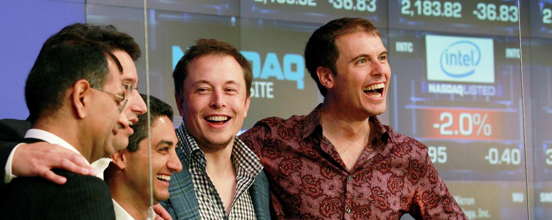 Elon Musk (centro) junto a unos gerentes de Tesla, foto de archivo - Sputnik Mundo, 1920, 21.11.2021