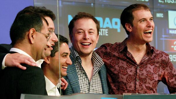 Elon Musk (centro) junto a unos gerentes de Tesla, foto de archivo - Sputnik Mundo