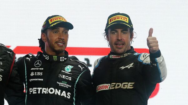 Lewis Hamilton junto con Fernando Alonso tras el Gran Premio de Qatar 2021 - Sputnik Mundo