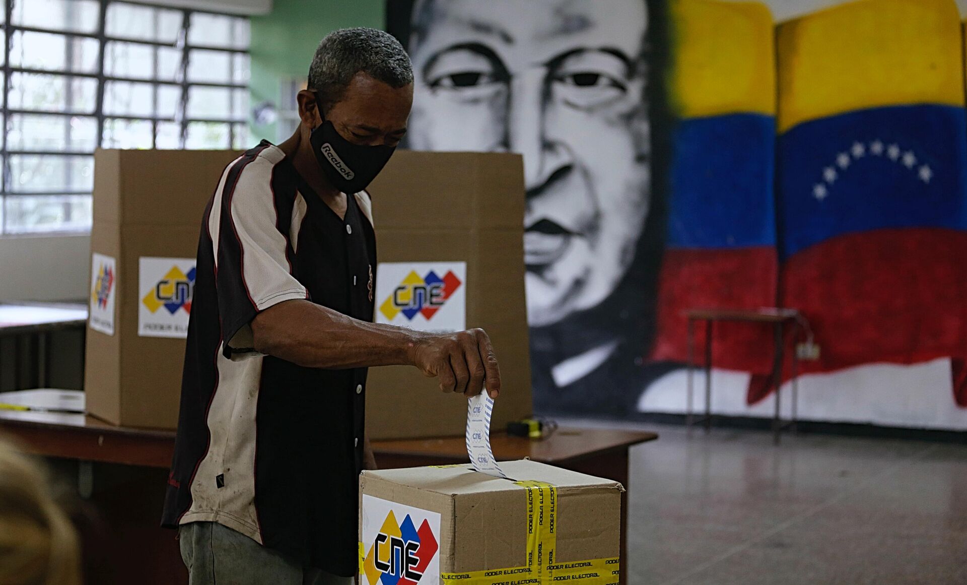 El trabajador caraqueño Pedro León ejerce su derecho al voto en un colegio del barrio 23 de Enero en Caracas  - Sputnik Mundo, 1920, 22.11.2021