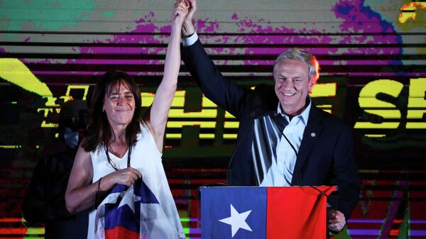 José Antonio Kast, candidato a la presidencia de Chile celebra su victoria en la primera vuelta en Santiago, el 21 de noviembre del 2021  - Sputnik Mundo