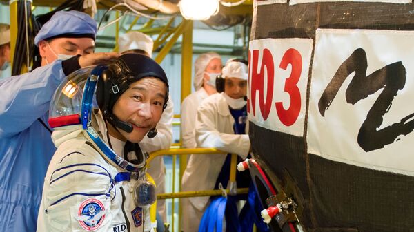 Японский предприниматель Юсаку Маесава у ракеты Союз во время подготовки к полету к МКС - Sputnik Mundo