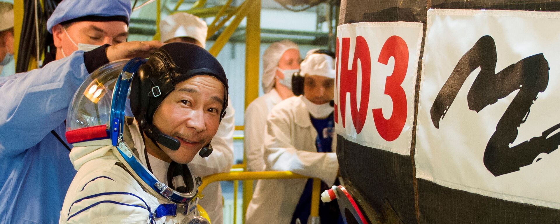 Японский предприниматель Юсаку Маесава у ракеты Союз во время подготовки к полету к МКС - Sputnik Mundo, 1920, 22.11.2021