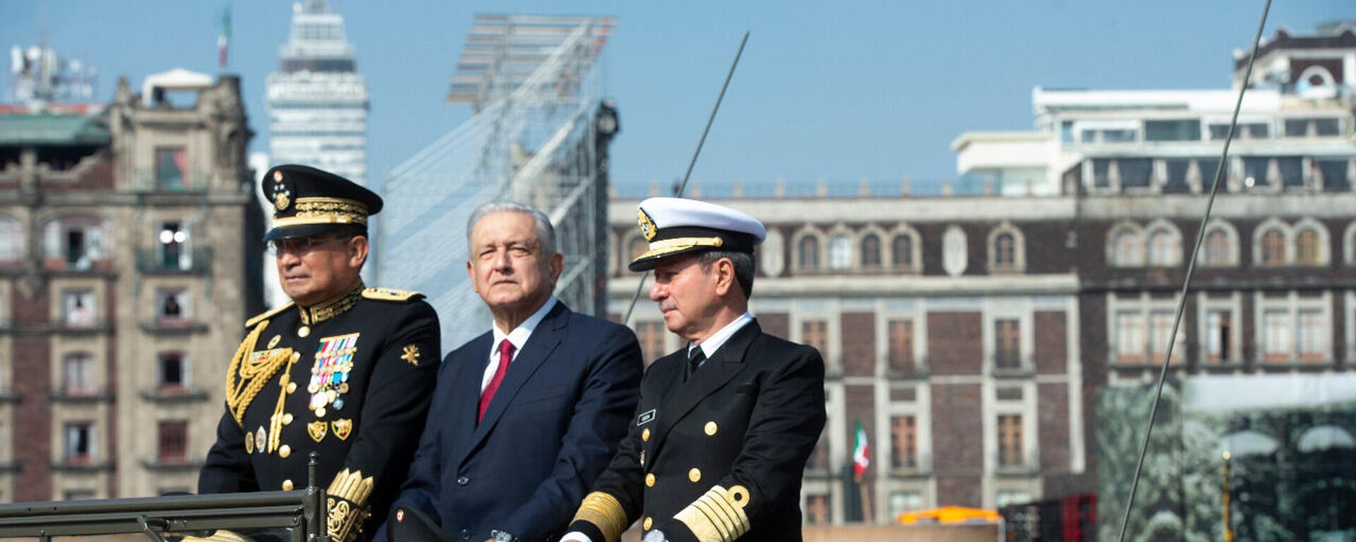 Andrés Manuel López Obrador, presidente de México, acompañado del secretario de Marina y Defensa Nacional de México - Sputnik Mundo, 1920, 23.11.2021