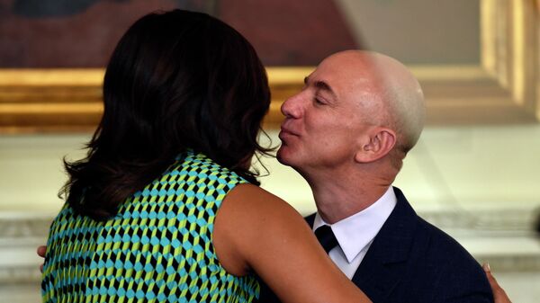 Jeff Bezos junto a Michelle Obama, foto de archivo - Sputnik Mundo