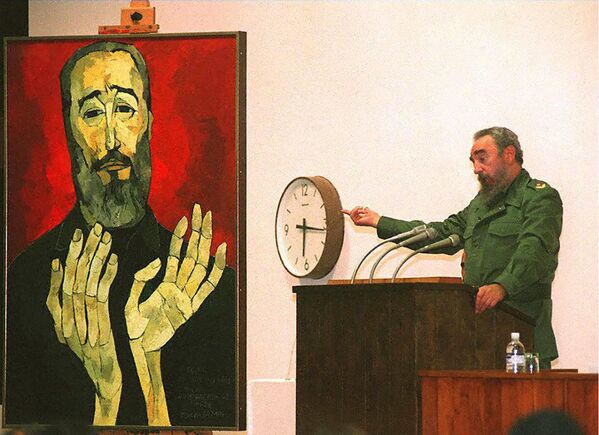 Fidel Castro pronuncia un discurso improvisado en el Palacio de las Convenciones de La Habana luego de que el pintor ecuatoriano Oswaldo Guayasamín obsequiara al revolucionario cubano un retrato de él. - Sputnik Mundo