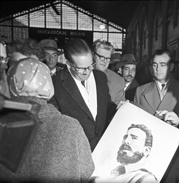 El presidente de la República de Cuba Osvaldo Dorticós Torrado recibe un retrato del líder de la Revolución cubana, Fidel Castro, hecho por un estudiante de Leningrado (actual San Petersburgo), durante su visita a la URSS en septiembre de 1961. - Sputnik Mundo