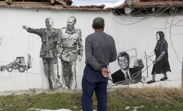 Un mural con el retrato de Fidel Castro en la aldea búlgara de Staro Zhelezare. - Sputnik Mundo