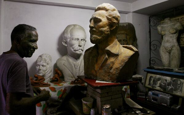 El cubano Amable Morales esculpe un busto de Fidel Castro en su taller en La Habana, el 5 de enero de 2007. - Sputnik Mundo