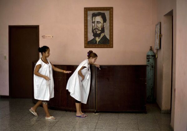 Un retrato de Fidel Castro en una maternidad de La Habana. - Sputnik Mundo