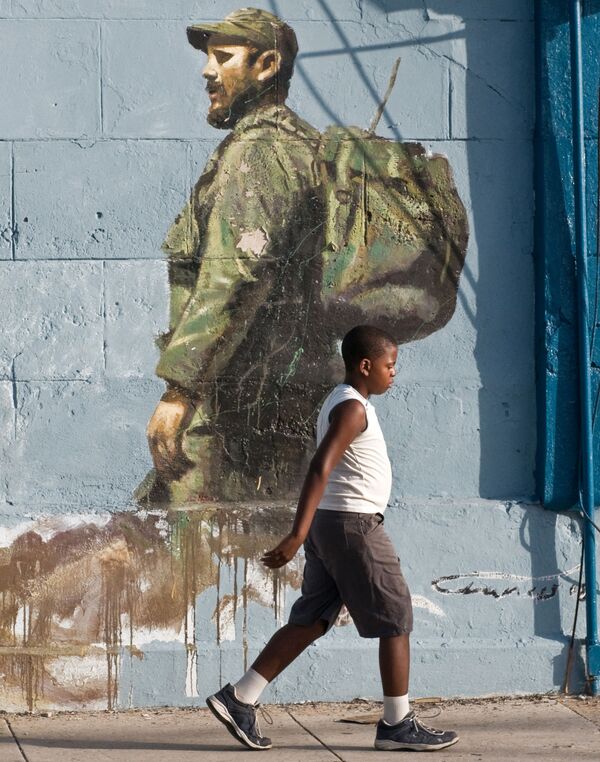 Un mural de Fidel Castro en La Habana. - Sputnik Mundo