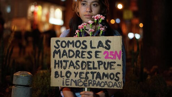 Manifestante colombiana en el Día Internacional de la Eliminación de la Violencia contra la Mujer - Sputnik Mundo