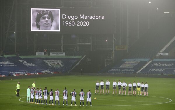 Los futbolistas guardan un minuto de silencio en memoria a Maradona antes del inicio de un partido de la Premier League inglesa, días después de su muerte, el 28 de noviembre de 2020. - Sputnik Mundo