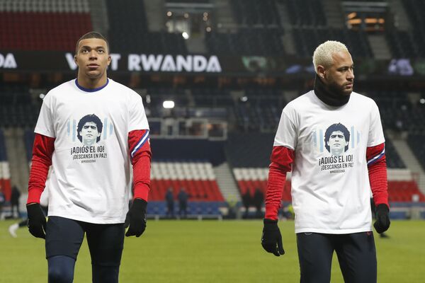 Los jugadores del equipo francés PSG, Kylian Mbappé y Neymar, visten camisetas con el rostro de Maradona durante una sesión de entrenamiento realizada días después de la muerte del futbolista, el noviembre de 2020. - Sputnik Mundo