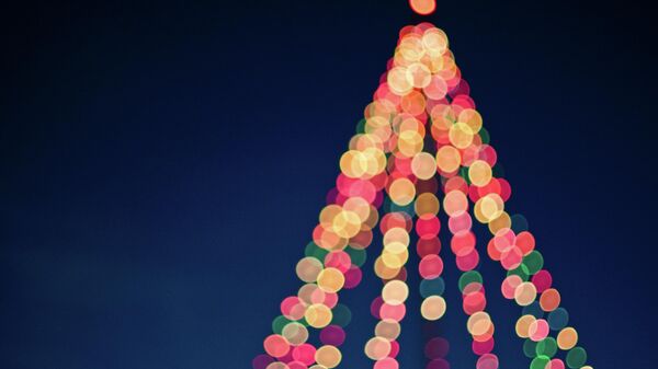Árbol con luces de navidad para festival - Sputnik Mundo