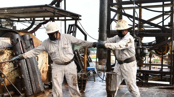 Trabajadores de Petróleos Mexicanos (Pemex) en maniobra. - Sputnik Mundo