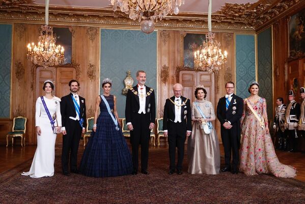 La cena de gala tuvo lugar en la sala del palacio conocida como El Mar Blanco, un salón de baile que se usa en los banquetes anuales. La reina Letizia lució un modelo de noche de la línea sostenible de la marca sueca H&M, que ya había lucido en otra ocasión la princesa Victoria de Suecia y lo acompañó de la tiara Flor de Lis, la más imponente del joyero de los Borbón La cena de gala tuvo lugar en la sala del palacio conocida como El Mar Blanco, un salón de baile que se usa en los banquetes anuales. La reina Letizia lució un modelo de noche de la línea sostenible de la marca sueca H&M, que ya había lucido en otra ocasión la princesa Victoria de Suecia y lo acompañó de la tiara Flor de Lis, la más imponente del joyero de los Borbón - Sputnik Mundo