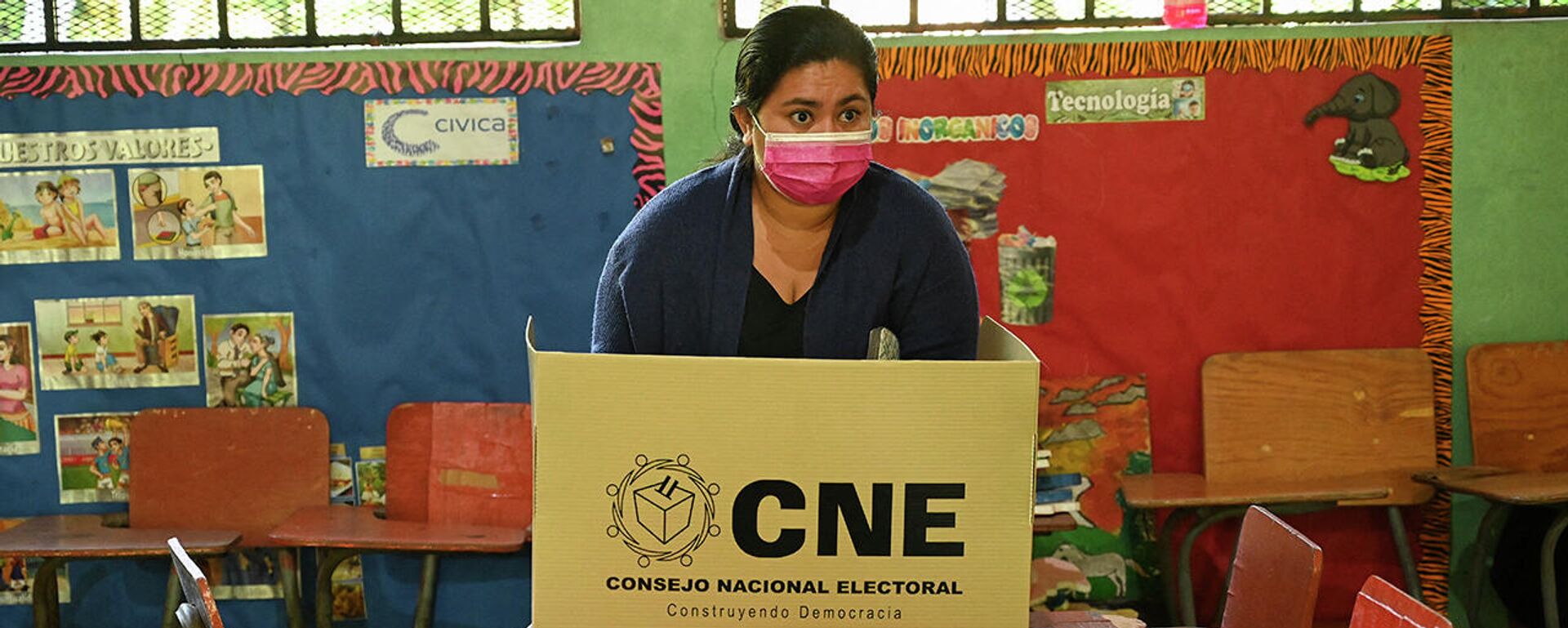 Una mujer vota en las elecciones generales en Honduras - Sputnik Mundo, 1920, 28.11.2021