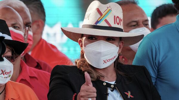 Xiomara Castro, candidata presidencial del opositor Partido Libre, durante el acto de clausura de su campaña electoral en San Pedro Sula, Honduras, el 20 de noviembre de 2021 - Sputnik Mundo