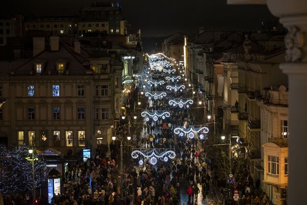 Las luces navideñas iluminan la avenida Gediminas en Vilna, Lituania. - Sputnik Mundo