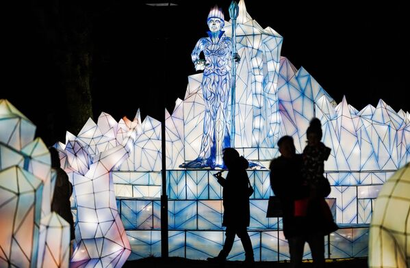 El espectáculo de luces Los cuentos de hadas de la vieja Europa, celebrado en el enclave ruso Kaliningrado. - Sputnik Mundo