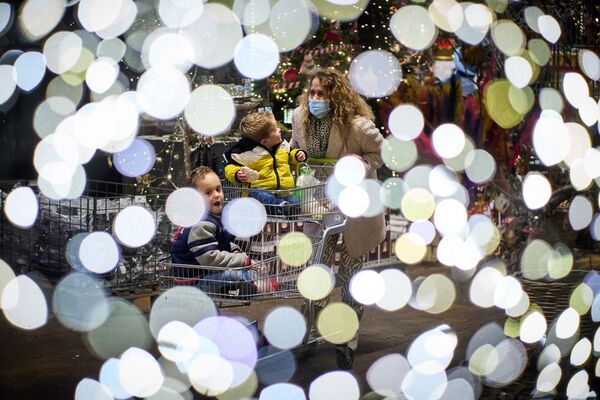 Iluminación navideña en un centro comercial de la localidad de Zoetermeer, en los Países Bajos. - Sputnik Mundo