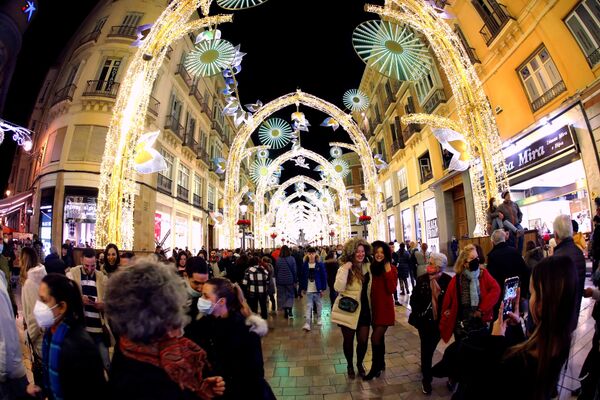 El espectacular alumbrado de Navidad en la calle Larios de Málaga. - Sputnik Mundo