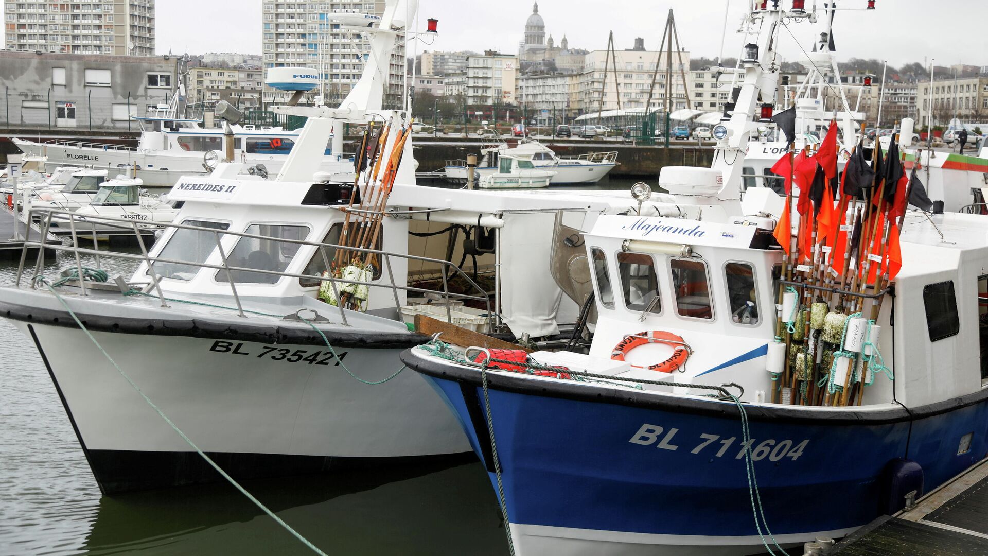 Los barcos de pesca atracados en Boulogne-sur-Mer después de que el Reino Unido y la Unión Europea negociaran un acuerdo comercial de última hora posterior al Brexit, en el norte de Francia, el 28 de diciembre de 2020 - Sputnik Mundo, 1920, 11.12.2021