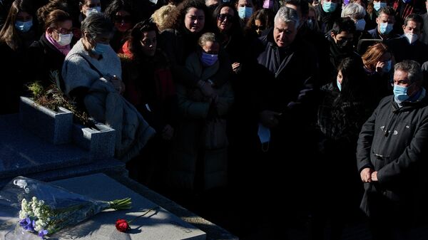 Decenas de personas asisten al entierro de la escritora Almudena Grandes en el Cementerio de La Almudena, a 29 de noviembre de 2021, en Madrid (España). - Sputnik Mundo