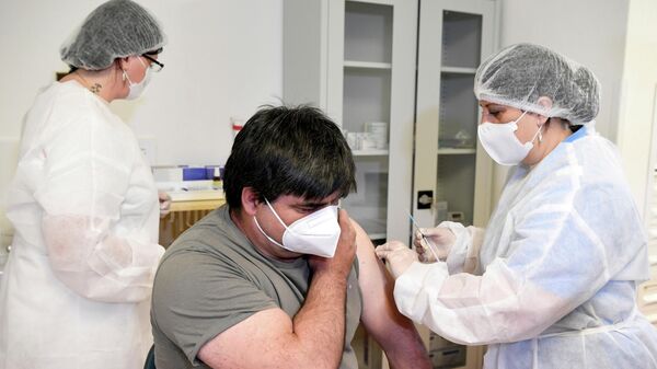 La vacunación con Sputnik V en Eslováquia - Sputnik Mundo