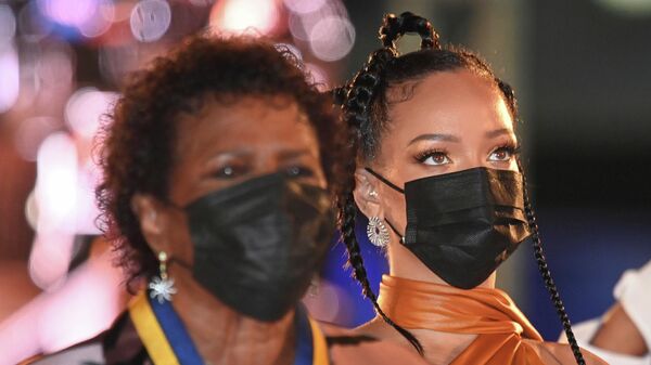 Rihanna junto a la presidenta de Barbados, Sandra Mason - Sputnik Mundo