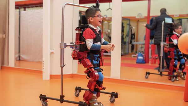 Pedro, niño con parálisis cerebral, probando el exoesqueleto ATLAS 2030 (Guadalajara, España) - Sputnik Mundo