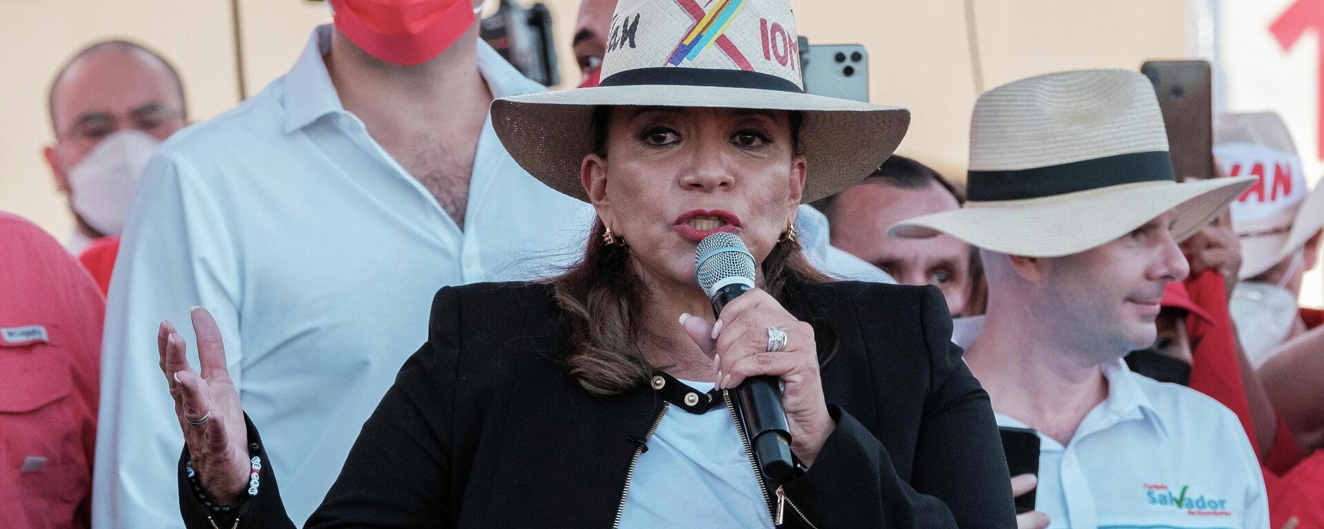 Xiomara Castro, candidata de la alianza opositora encabezada por el Partido Libertad y Refundación (Libre, izquierda) - Sputnik Mundo, 1920, 01.12.2021