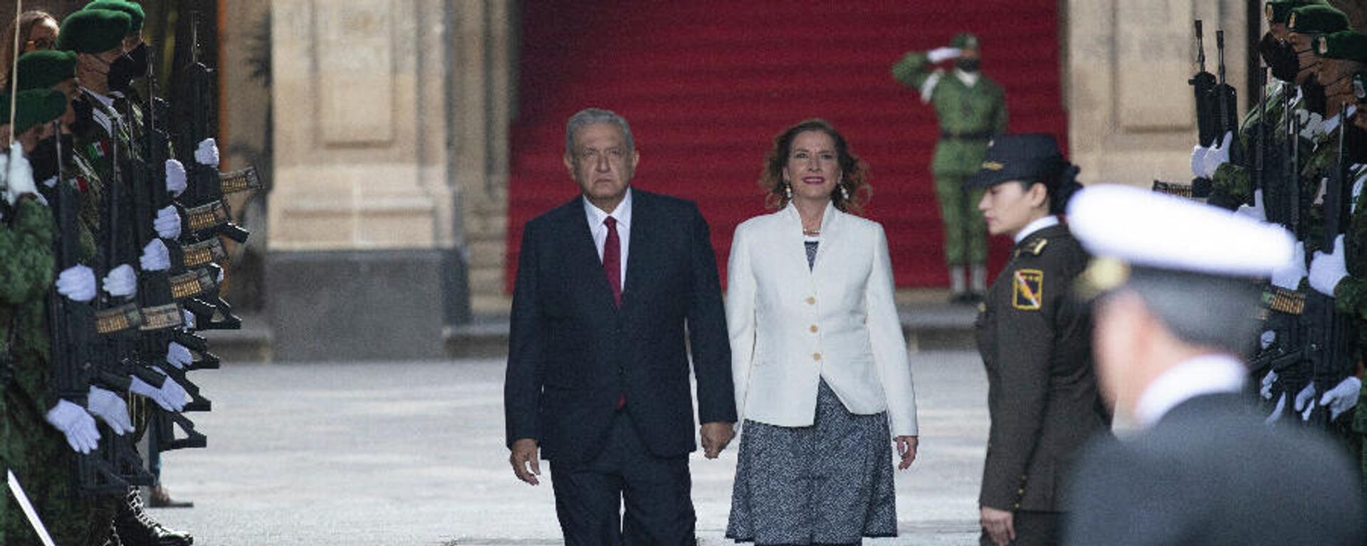 Andrés Manuel López Obrador, presidente de México, y Beatriz Gutiérrez Müller, académica y su esposa - Sputnik Mundo, 1920, 01.12.2021