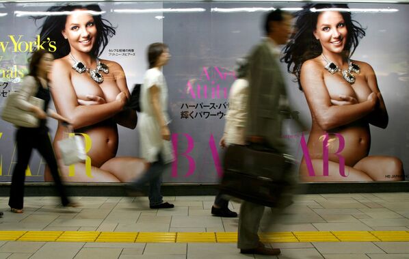 Britney posa desnuda y embarazada en la portada de la edición japonesa de Harper&#x27;s Bazaar. - Sputnik Mundo