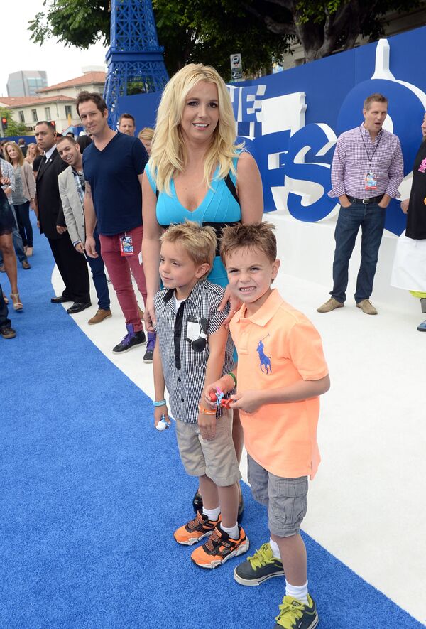 Spears junto a sus hijos, Sean y Jayden James, en el estreno de la película animada Los pitufos 2. - Sputnik Mundo