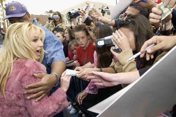 Spears saluda a sus fans antes de inaugurar su estrella en el Paseo de la Fama de Hollywood. - Sputnik Mundo