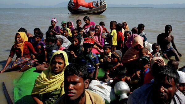 Los rohinyás después de cruzar la frontera con Bangladés - Sputnik Mundo