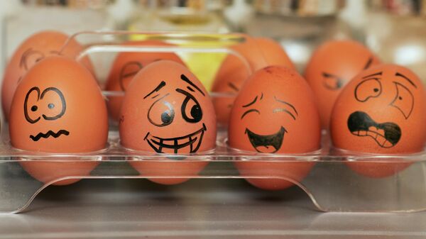 Huevos pintados en un refrigerador - Sputnik Mundo