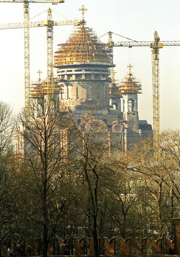 En la década de 1990, los cambios radicales en el país predeterminaron el destino de la piscina Moskvá. Los precios del agua y la electricidad se dispararon, y la piscina se cerró. En 1994, se inició la construcción de la nueva catedral de Cristo Salvador, una copia exacta de la notable obra de Konstantín Ton. - Sputnik Mundo