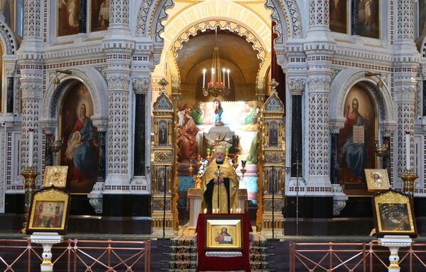 Así transcurre una misa ortodoxa en la catedral de Cristo Salvador, en 2021. - Sputnik Mundo