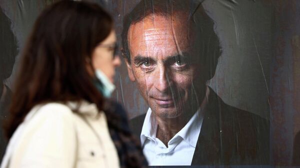 Cartel con una imagen del candidato presidencial francés Éric Zemmour - Sputnik Mundo