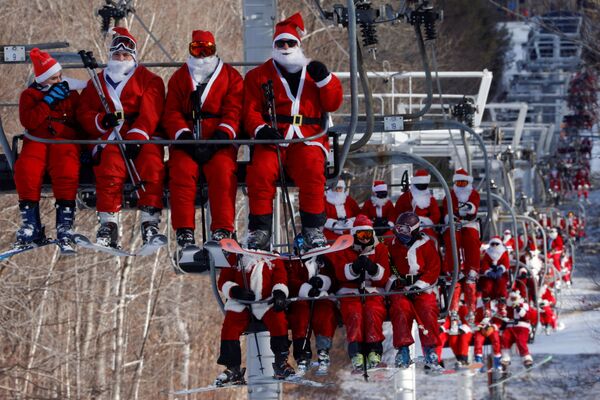 Participantes del 'Domingo de Papá Noel' en la estación de esquí de Sunday River, cerca de Bethel, Maine, Estados Unidos. Participantes del 'Domingo de Papá Noel' en la estación de esquí de Sunday River, cerca de Bethel, Maine, Estados Unidos. - Sputnik Mundo