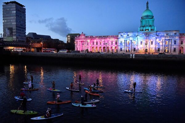 En el centro de Dublín (Irlanda), los Papá Noel descienden en kayaks por el río Liffey. - Sputnik Mundo