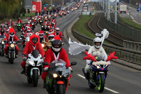 En la ciudad polaca de Gdańsk se celebró un desfile benéfico de los Papá Noel en motos. Cientos de motociclistas vestidos con trajes rojos, guiados por un ángel, recorrieron la calle principal de la ciudad para recaudar dinero para regalos de Navidad para niños necesitados. En la ciudad polaca de Gdańsk se celebró un desfile benéfico de los Papá Noel en motos. Cientos de motociclistas vestidos con trajes rojos, guiados por un ángel, recorrieron la calle principal de la ciudad para recaudar dinero para regalos de Navidad para niños necesitados. - Sputnik Mundo