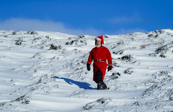 Papá Noel cumple años el 6 de diciembre, día en que los cristianos católicos celebran a San Nicolás, considerado el prototipo del mago de la Navidad.En la foto: un hombre vestido de Papá Noel en Glenshee, Escocia. - Sputnik Mundo