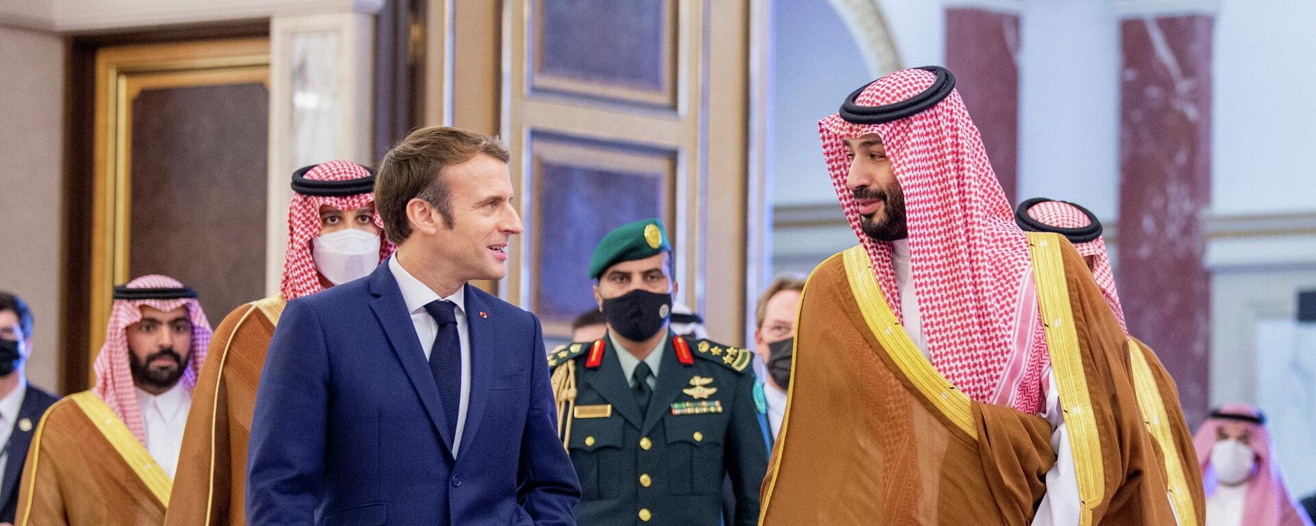 El presidente de Francia, Emmanuel Macron, y el príncipe heredero de Arabia Saudí, Mohamed bin Salman - Sputnik Mundo, 1920, 08.12.2021