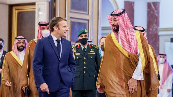 El presidente de Francia, Emmanuel Macron, y el príncipe heredero de Arabia Saudí, Mohamed bin Salman - Sputnik Mundo
